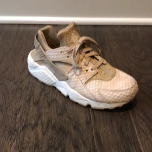 Nike air huarache women’s snake skin size 8 like new